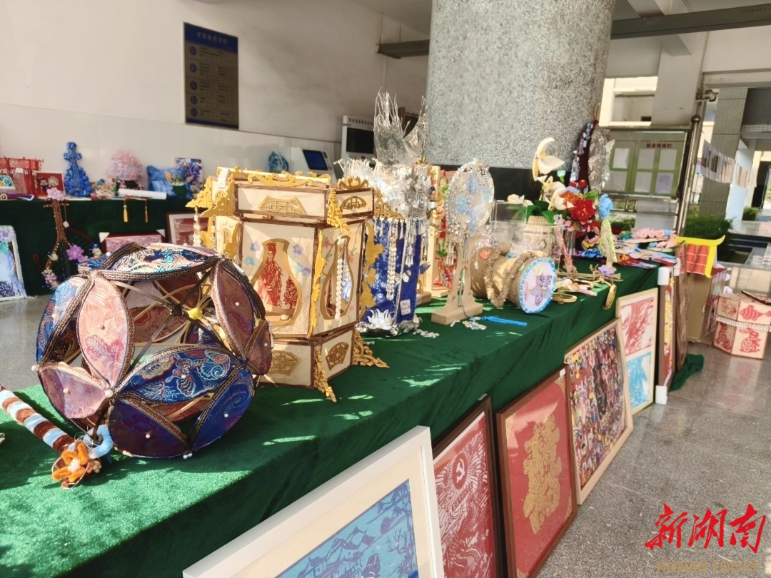 指尖创意绘非遗 湖南幼专手工环创作品展开展