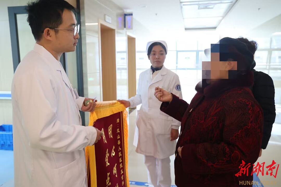 70岁的她重见光明，带着锦旗进了医生办公室