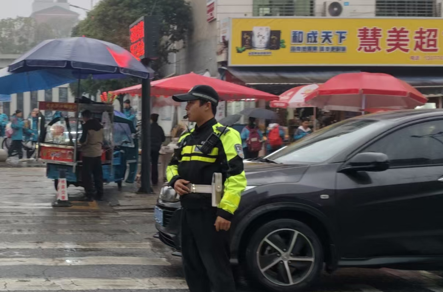 国道路口的“荧光绿”：攸县护学岗  温暖放学路