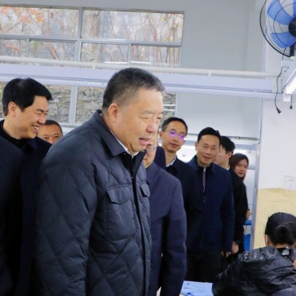 毛万春在湘西州花垣县宣讲调研