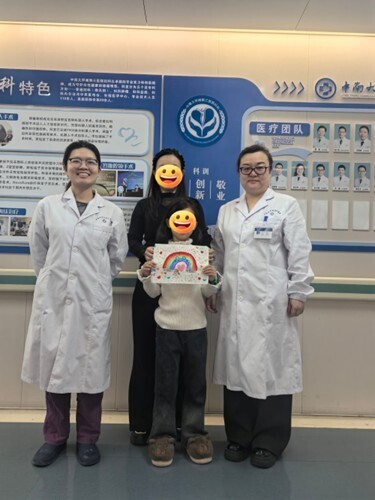 7岁女孩卵巢囊肿，经肚脐处1.5厘米切口精准剥除