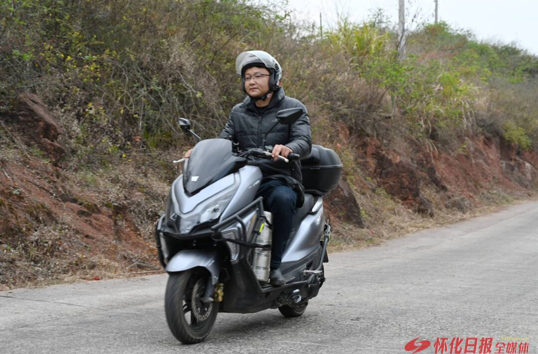 校长骑行26公里山路，为4个教学点孩子送餐