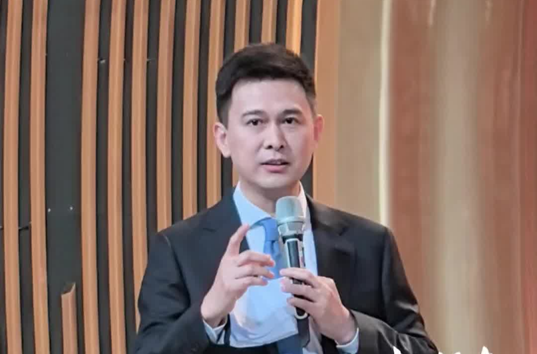 魏哲浩拿“金声奖”希望激励太太YOYO，同行：你家太卷了！