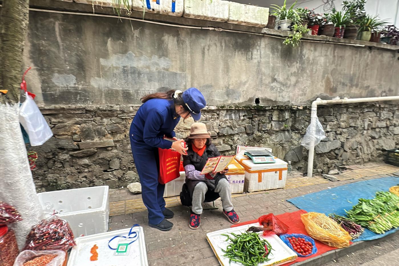 会同消防深入社区商户 筑牢冬季防火“安全网”