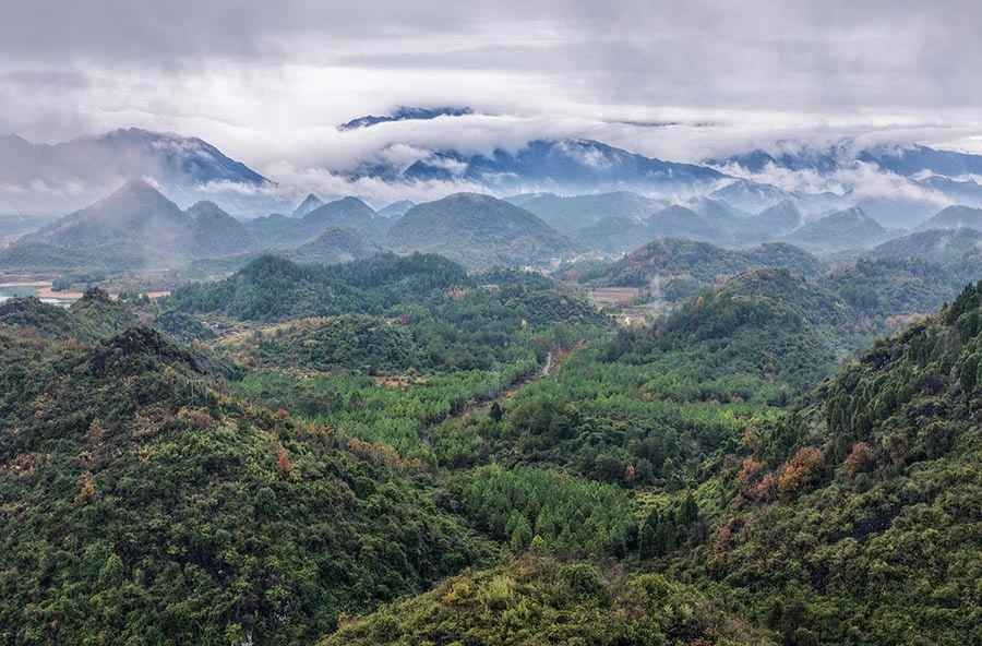 雨后云雾漫青山
