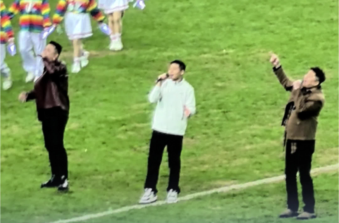 “爱唱歌的小尹”带领湘超音乐班为长沙队与大湾区队友谊赛开唱