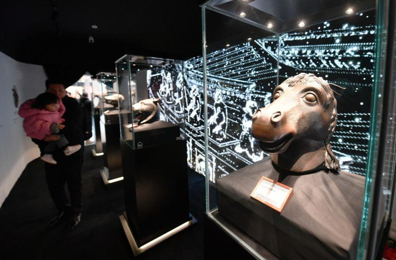 圆明园十二兽首“空降”海淀商圈 16米长“巨马”等您打卡