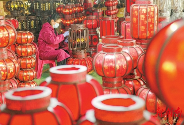 赶制灯笼 供应市场@湖南日报图片新闻