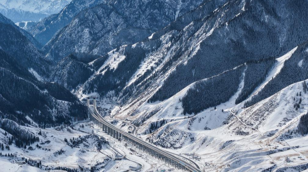 世界最长高速公路隧道贯通，你能看到这般风景