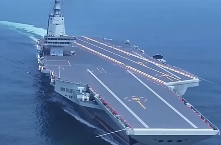 “0帧”急停！福建舰电磁弹射爆发力有多强？“贴脸”感受震撼瞬间→