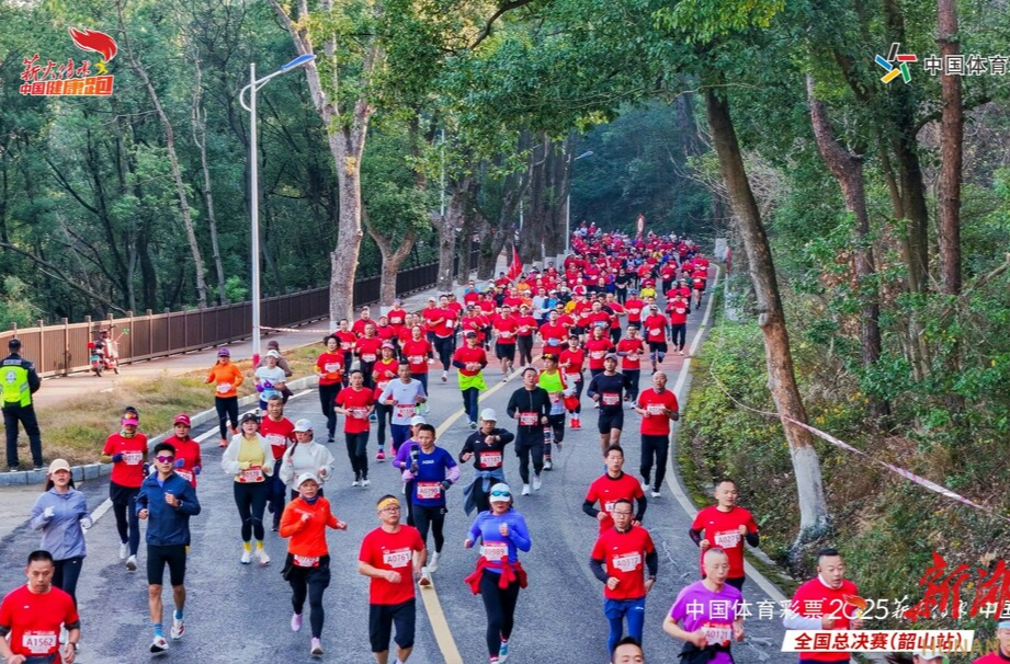 全国6000余名跑者齐聚韶山，以奔跑致敬历史