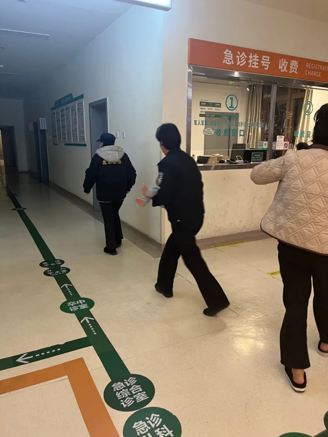 “警察同志，救救孩子！”