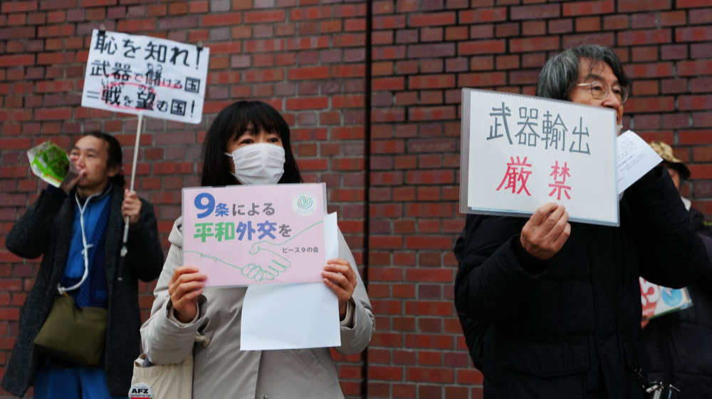 日本民众就执政联盟放宽武器出口限制的动向举行抗议集会