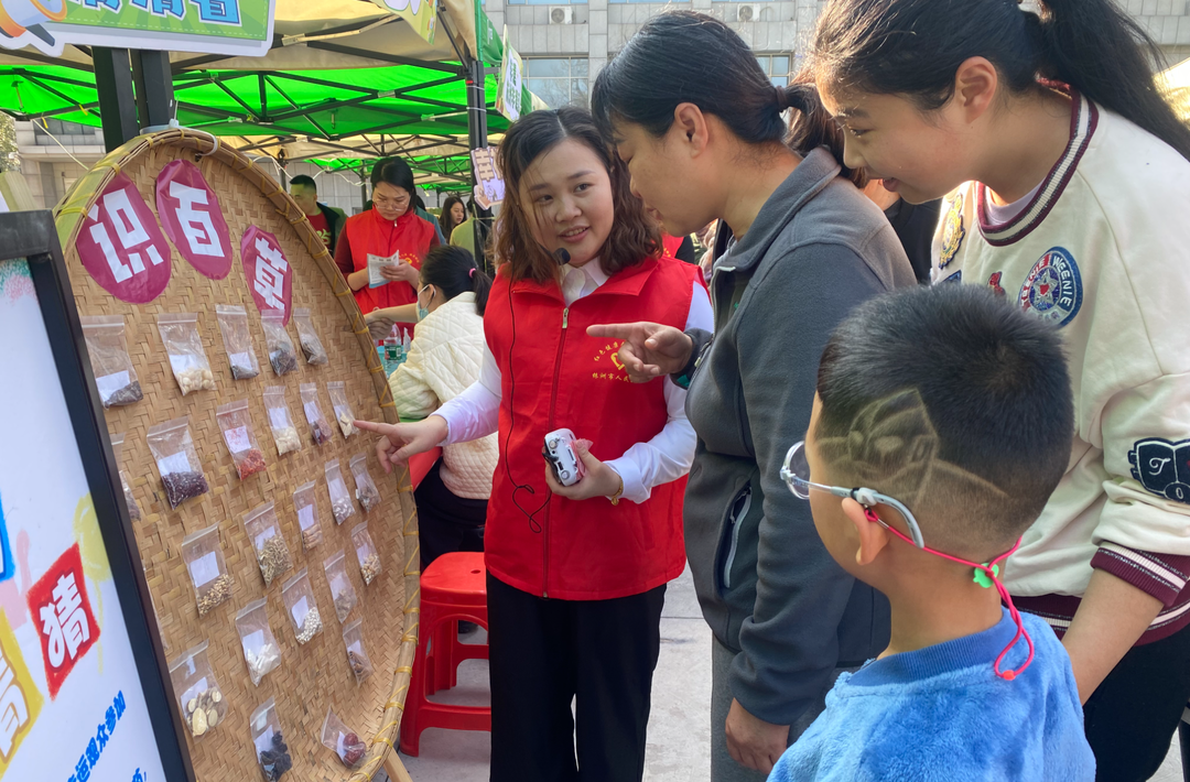 湖南日报 | 党建引领 惠民服务“中医夜市”融入株洲烟火生活