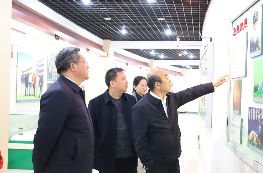 湘西州人大到吉首大学师范学院附属小学调研