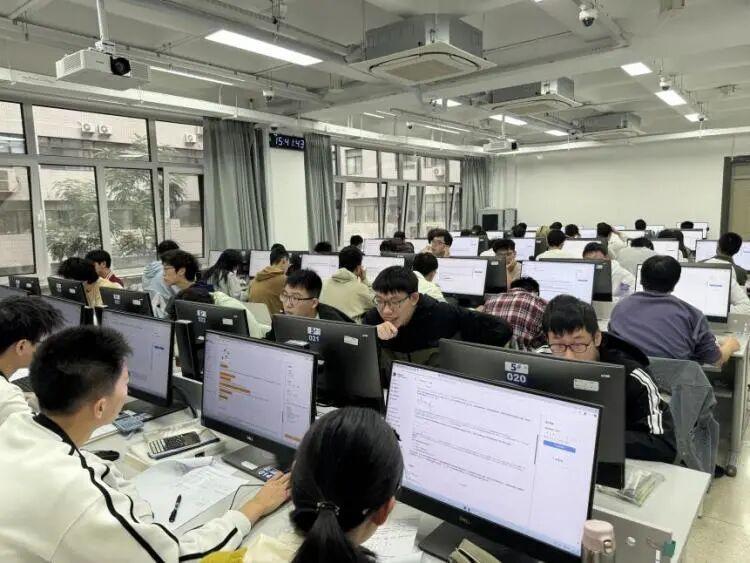 一场特殊的“期中考”：174名北大学生能否考过AI？