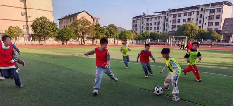 江永县第一小学举行五年级班级足球联赛 