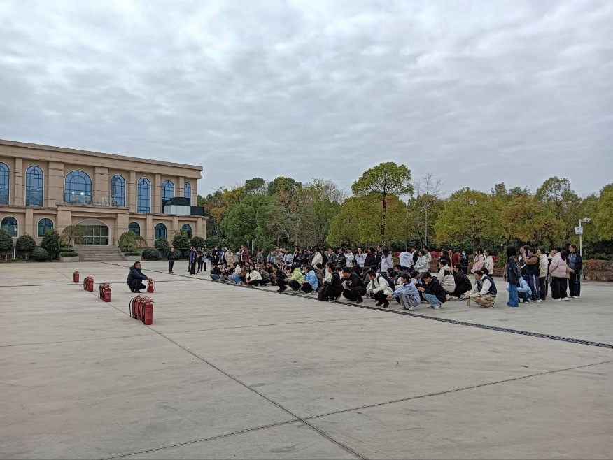 筑牢校园安全“防火墙”——长沙民政职院成功开展灭火器实操培训 