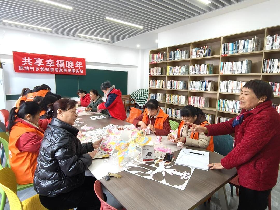 披塘村居家养老服务站开展蝴蝶鱼灯手工制作活动