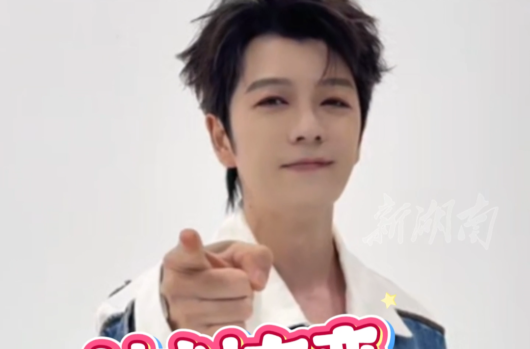 王栎鑫骄傲地为家乡湘超常德队呐喊助威