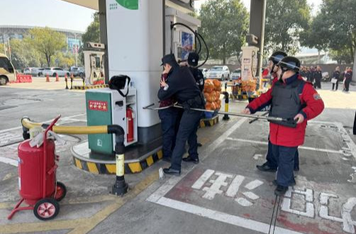 无脚本！长沙加油站突遇 “抢劫”，警企联动火速处置