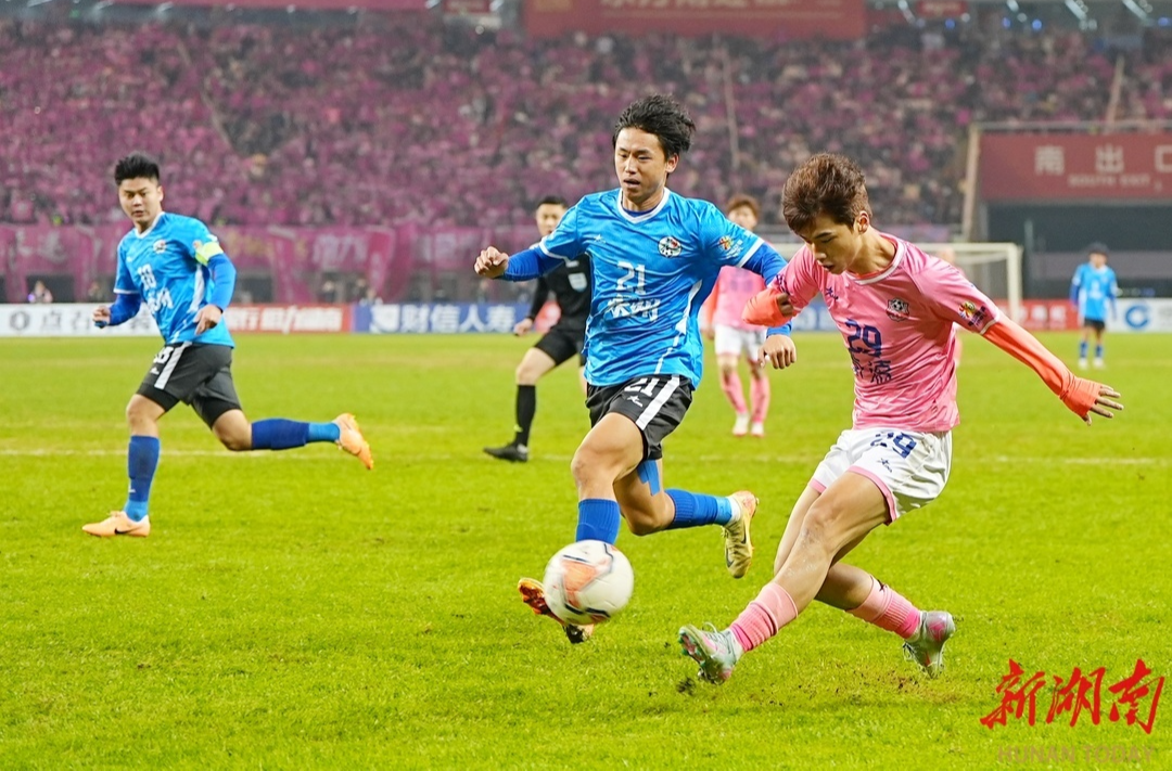 他们差点掀翻冠军，却让“粉色风暴”席卷为冬日顶流