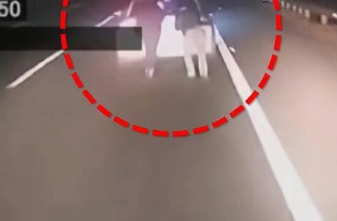 一新能源汽车高速上电量耗尽，2人慢车道上推车被撞身亡，距服务区约500米