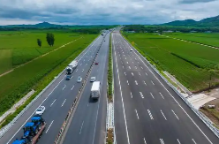 我国首个“6车道改12车道”高速公路改扩建项目建成通车