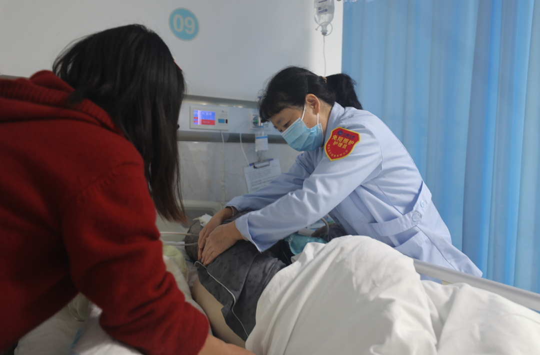 不用全家上阵陪护啦！湘西州民族中医院免陪照护试点见效