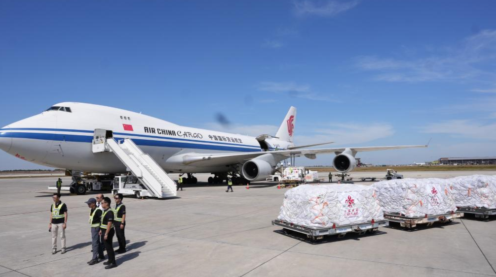 首批中国援柬埔寨紧急人道主义物资运抵金边