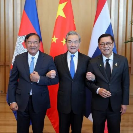 现场画面：中柬泰三国外长挽手臂合影