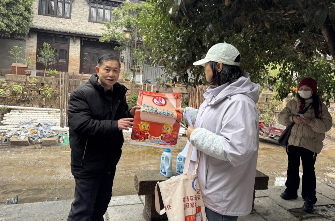 禁燃禁放宣传“零距离”！凤凰古城社区入户织密安全防护网