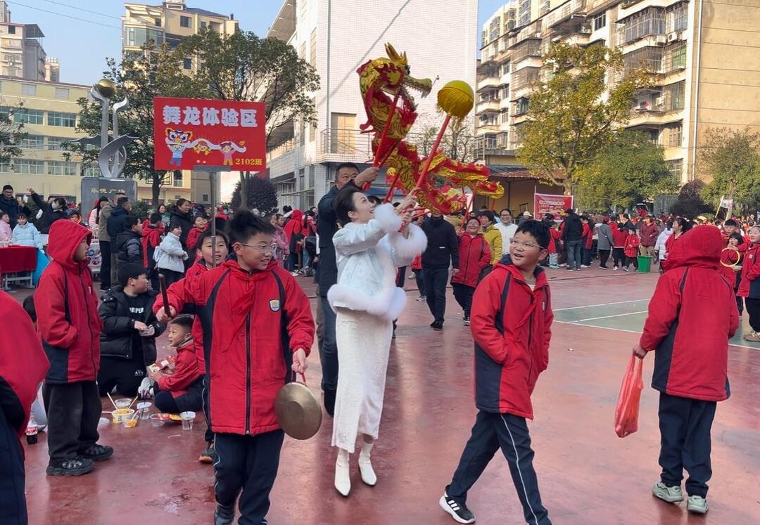 操场变身“成长乐园”——安化县梅城镇完小元旦游园玩出素质教育新花样