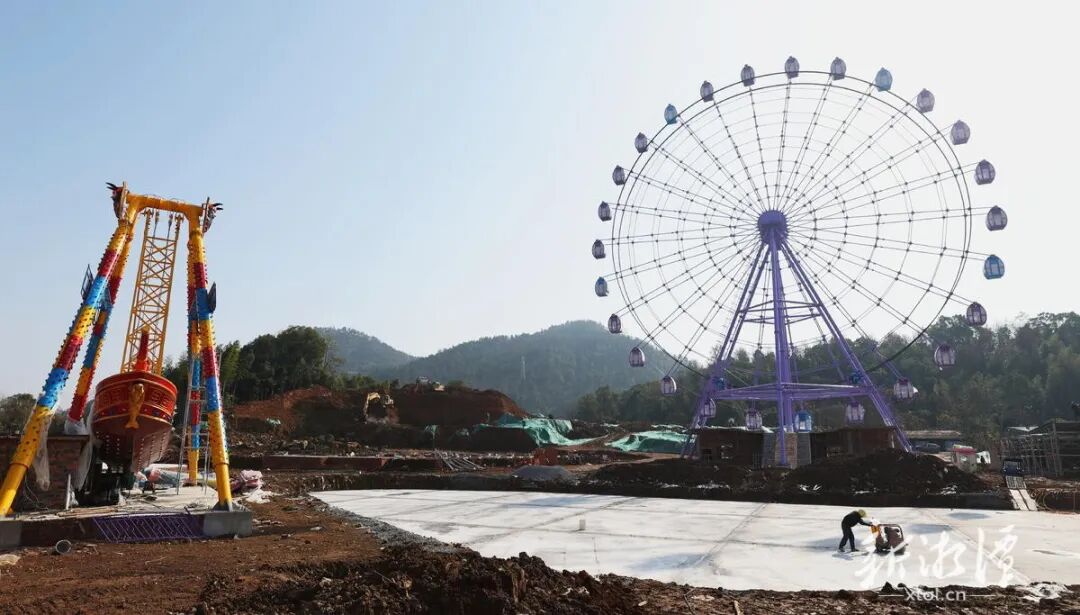 正在加紧建设中的湘乡欢乐世界。（全媒体记者 李新辉摄）.JPG