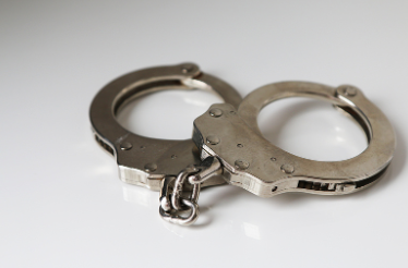 为博流量竟直播脚踩、攀爬烈士陵墓摆造型？绝不姑息！