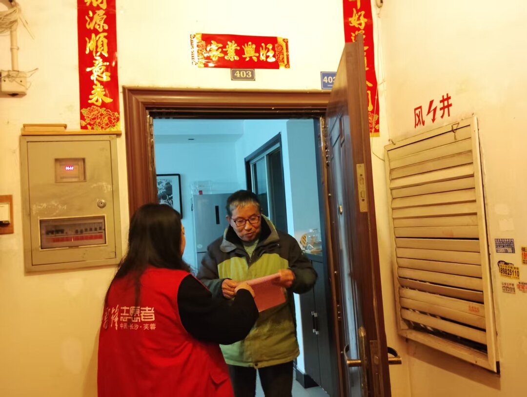 跃进湖社区开展“敲门行动” 织密岁末年初“安全网”