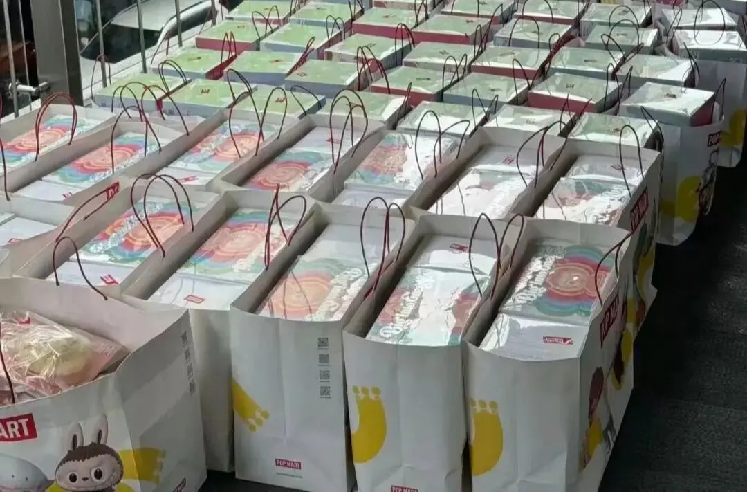 从1478元暴跌至632元！有黄牛称：暂缓收购！几个月前爆火