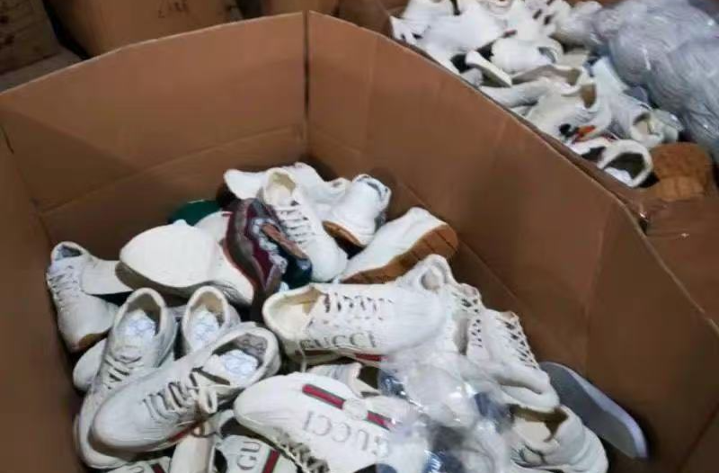 一次性购买18双鞋，发现货不对版后能否主张“退一赔三”？