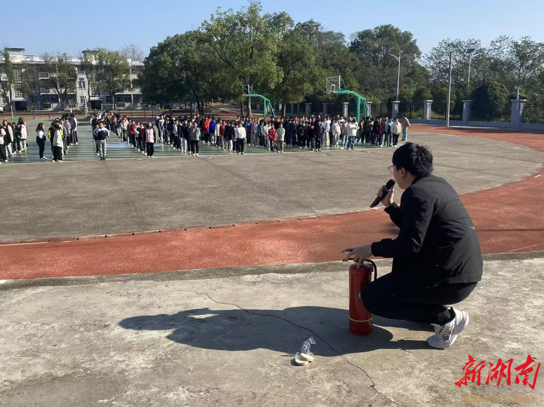 永州市零陵区邮亭圩中学开展消防应急疏散演练