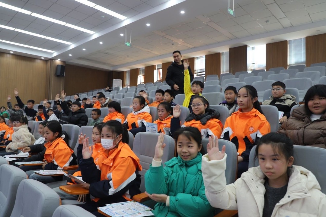 别样“法治套餐”：汨罗检察官为孩子们送去“知识礼包”与“暖心礼包”