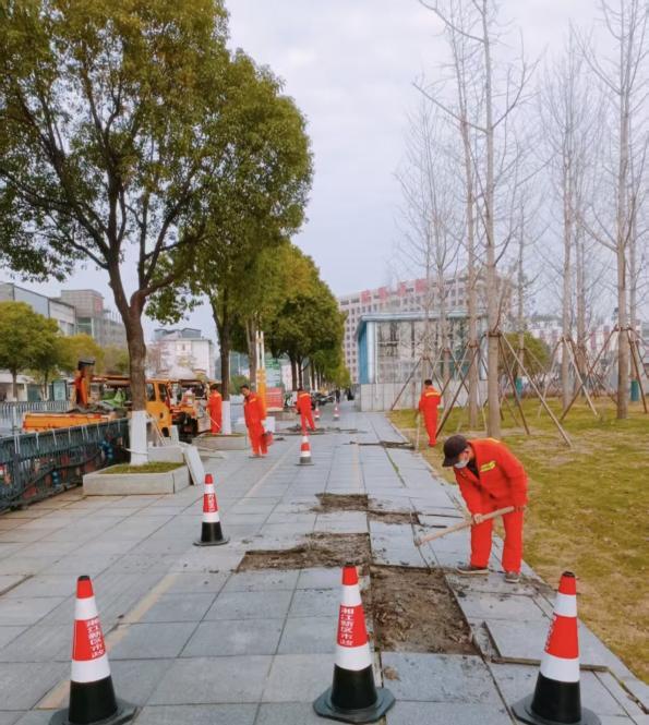 节前道路养护忙，元旦出行有保障