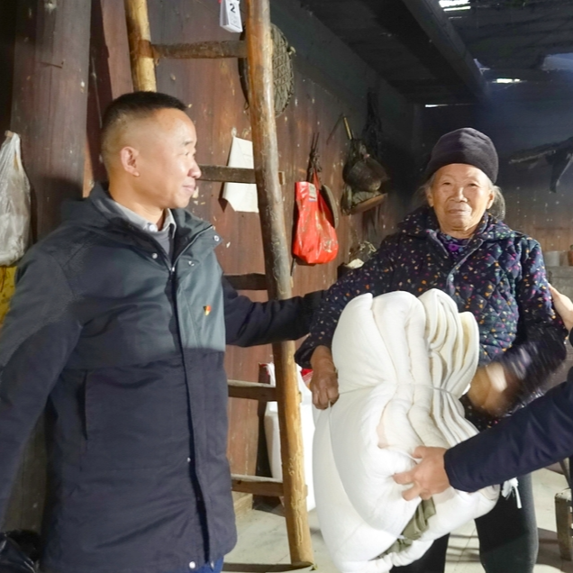 “这床棉被真暖和！”吉首联林村把棉被和关怀送到家门口