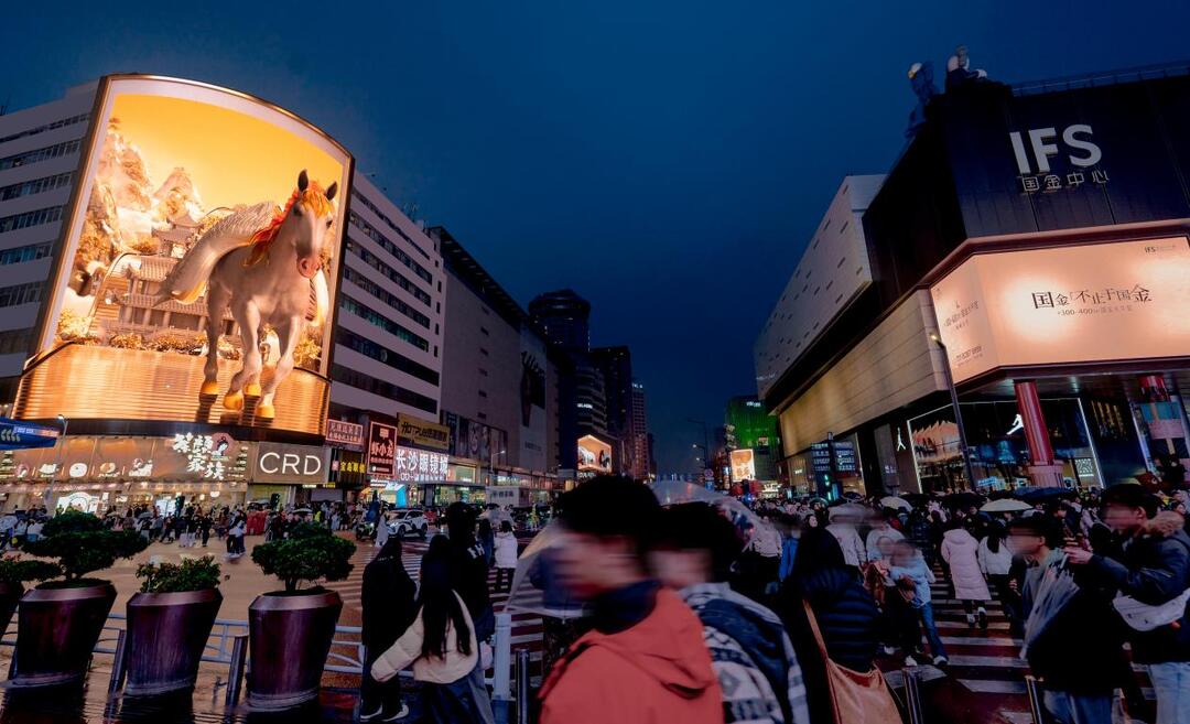 嗨长沙⑬｜长沙地标屏新年献礼：《以黑马之姿·迎黑马之势》