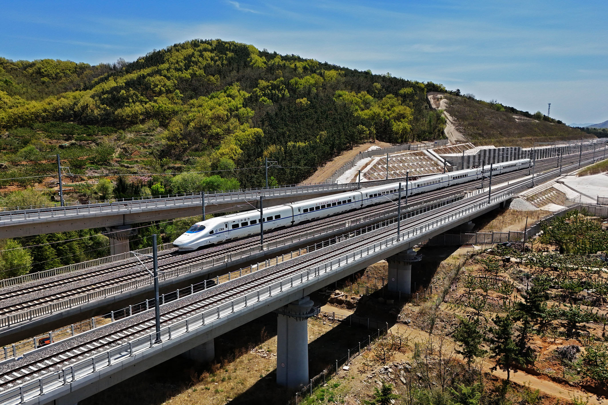 多条铁路密集铺展 高铁网络加速织就