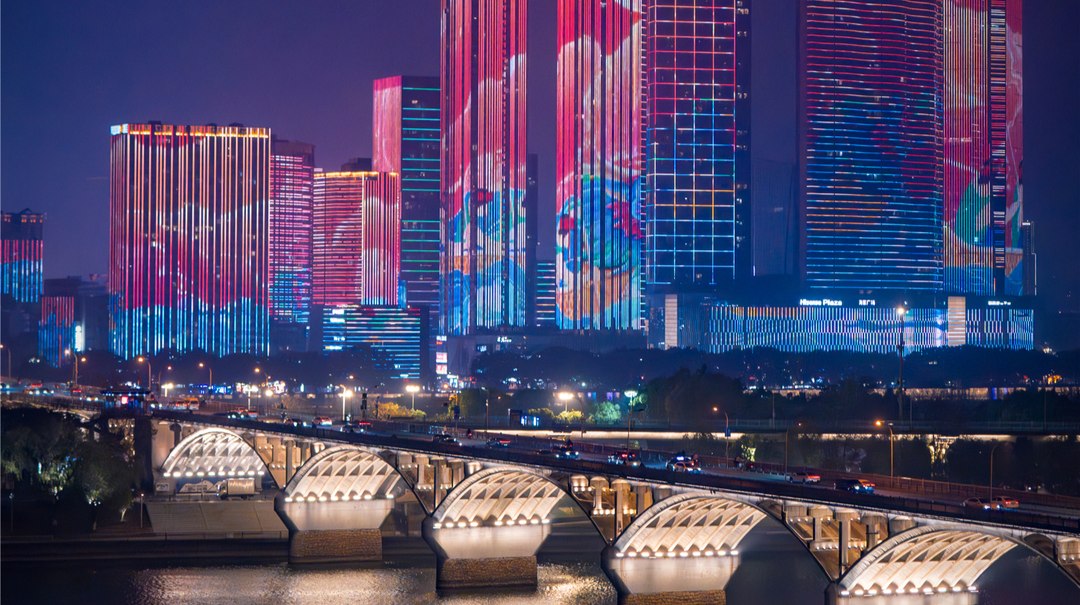 长沙一江两岸灯光秀焕新点亮星城跨年夜