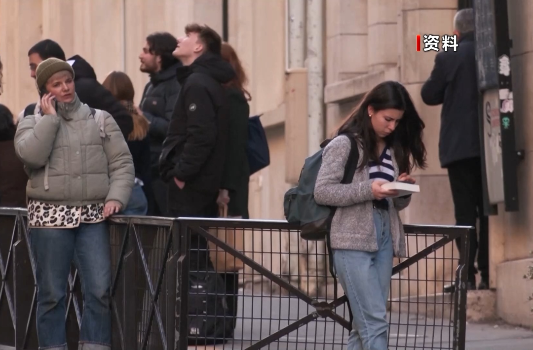 法国拟禁止15岁以下群体使用社交媒体