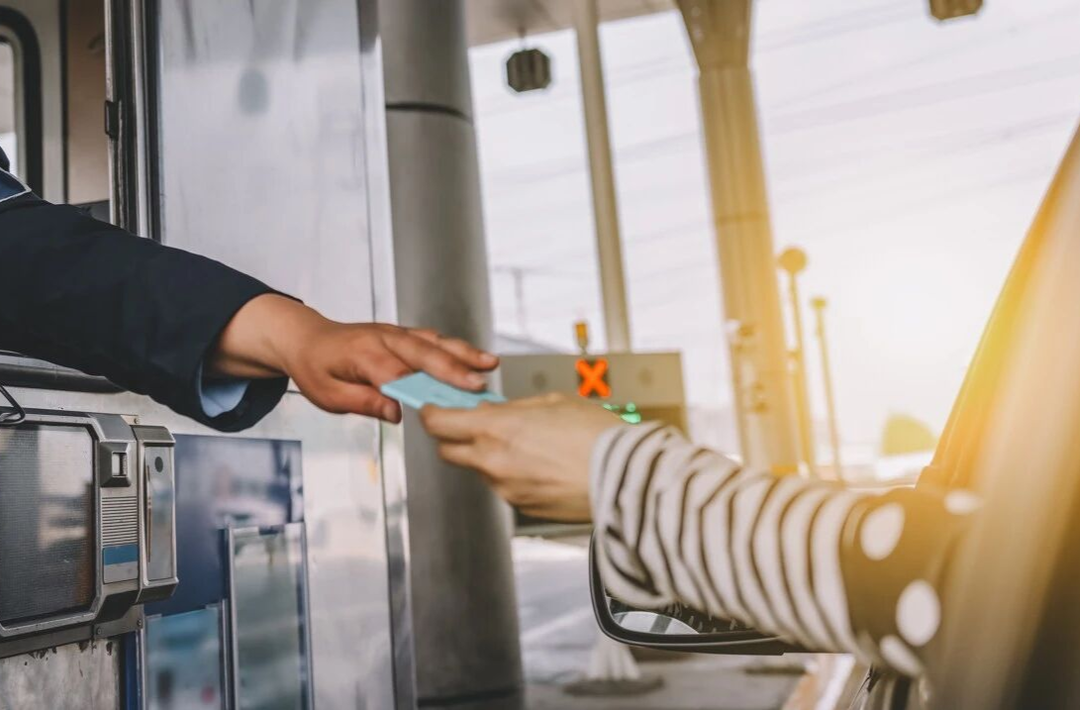 假日·暖闻丨全年为陌生人垫付1377次过路费，超10万元！年底一查发现……