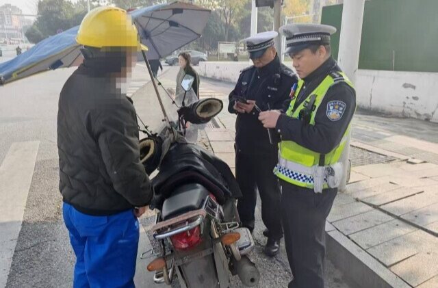 离大谱！长沙男子骑摩托 “蛇形走位”，拦停后酒气冲天还无牌无证 