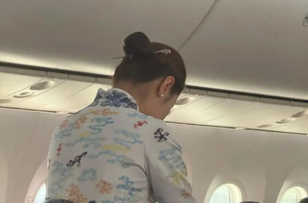 海航空姐统一戴发簪引发热议，客服回应