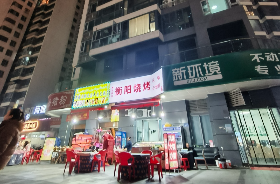 记者行动丨烧烤油烟倒灌，小区居民每晚“被熏烤” 物业回应→